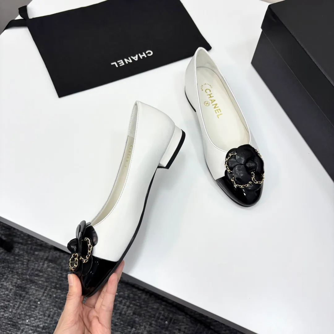 👟👟Ex-factory price 580👟👟 CHANEL｜Chanel Chanel 25C early spring new product Camellia series flat shoes This season’s Camellia series is really beautiful😍 Grandma Xiang’s family has always been elegant and ladylike, full of high-end sense! It’s very nice on the feet~ Whether worn barefoot or paired with skirts or trousers, it’s very versatile! Incomparably beautiful! Extraordinarily fairy 🧚 Overwhelmingly girly‼ ️ The upper is made of imported lambskin, the lining is made of mixed sheepskin, and the Italian A-grade leather outsole Size: 35-39 (40/41 customized)